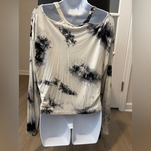 Women’s long sleeve black and white twisted shirt. Size large. - Picture 4 of 5